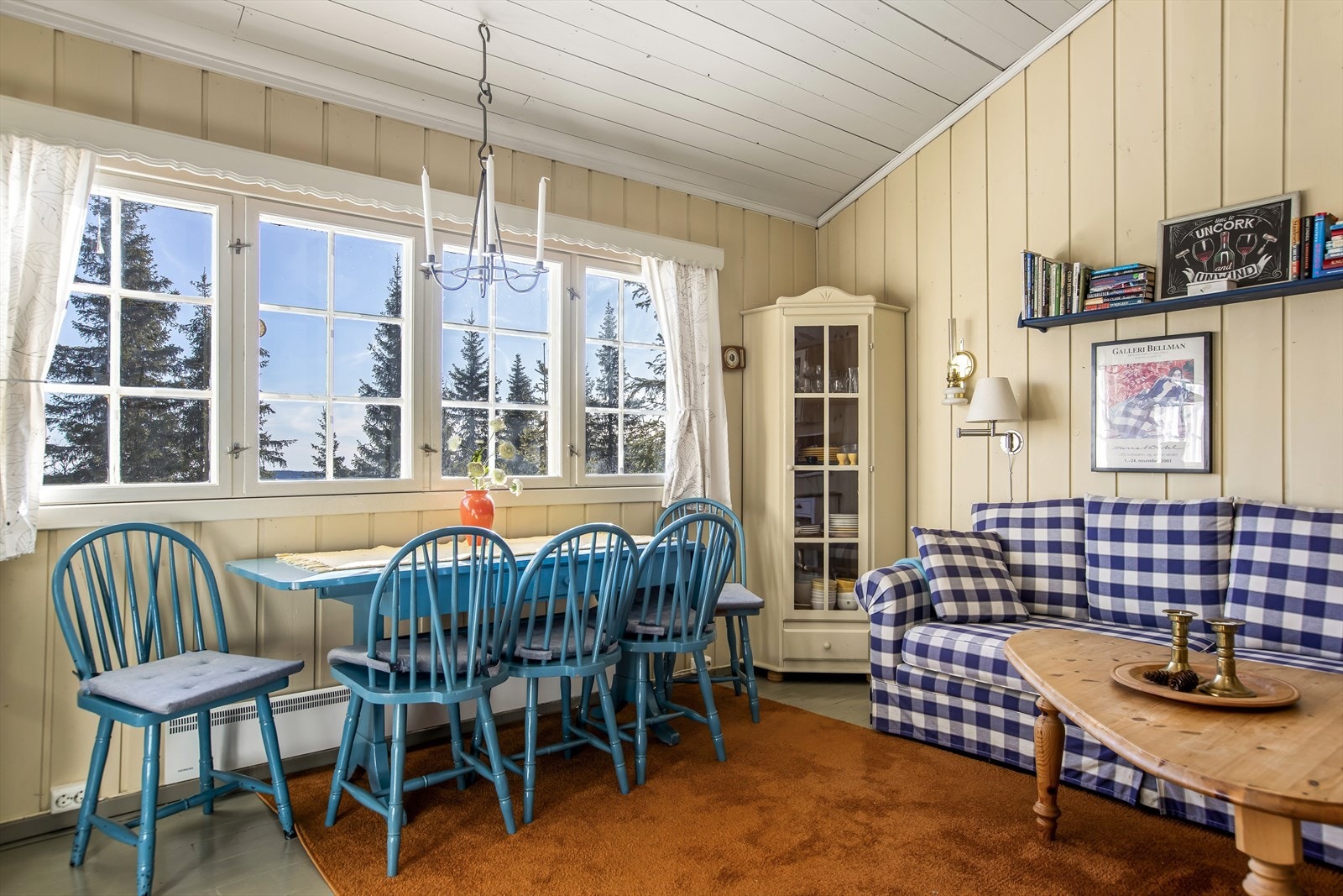 Inne i hytta er det en lys og luftig stue med åpen løsning til kjøkken. Galleribilde