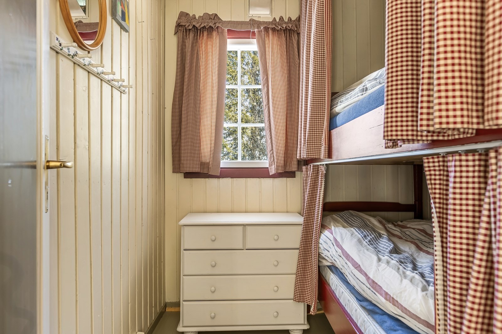 I hytta er det to soverom med ett sett med køyesenger på hvert rom. Soverom 1. Galleribilde