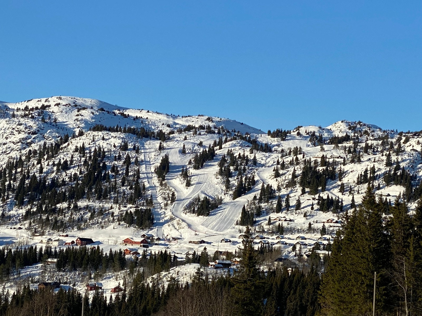 Fra hytta er ca. 7,5 km til Stavedalen Park - Skisenter og Lekeland. Skisenteret er et trivelig anlegg med familievennlige bakker, og i lekeland er det aktiviteter for både store og små. Galleribilde