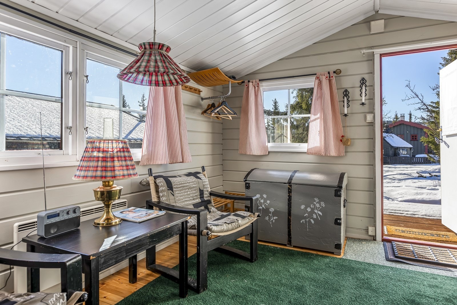 Annekset har innlagt strøm og varmes opp av panelovn. Galleribilde