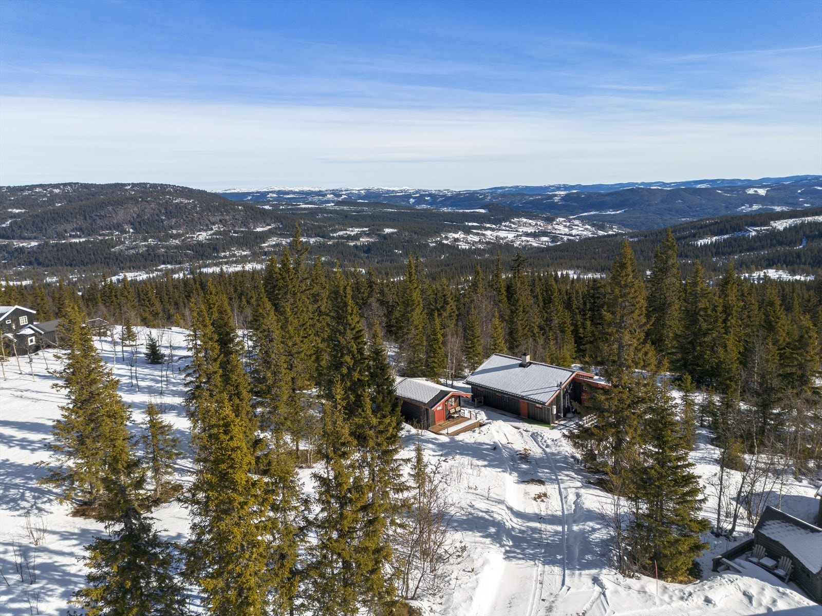 Turterrenget frister til opplevelsesrike turer, og vinterstid finner man oppkjørte skiløyper ca. 250 m fra eiendommen. Galleribilde
