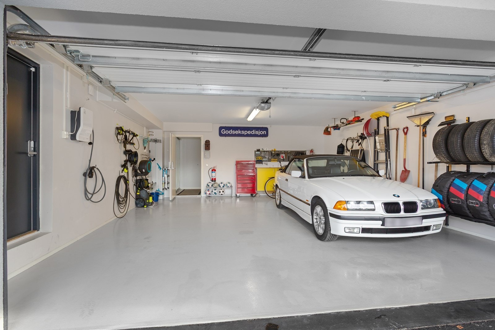 Romslig garasje for det man måtte trenge! Innlagt vann for den glade bilvasker :-) Galleribilde