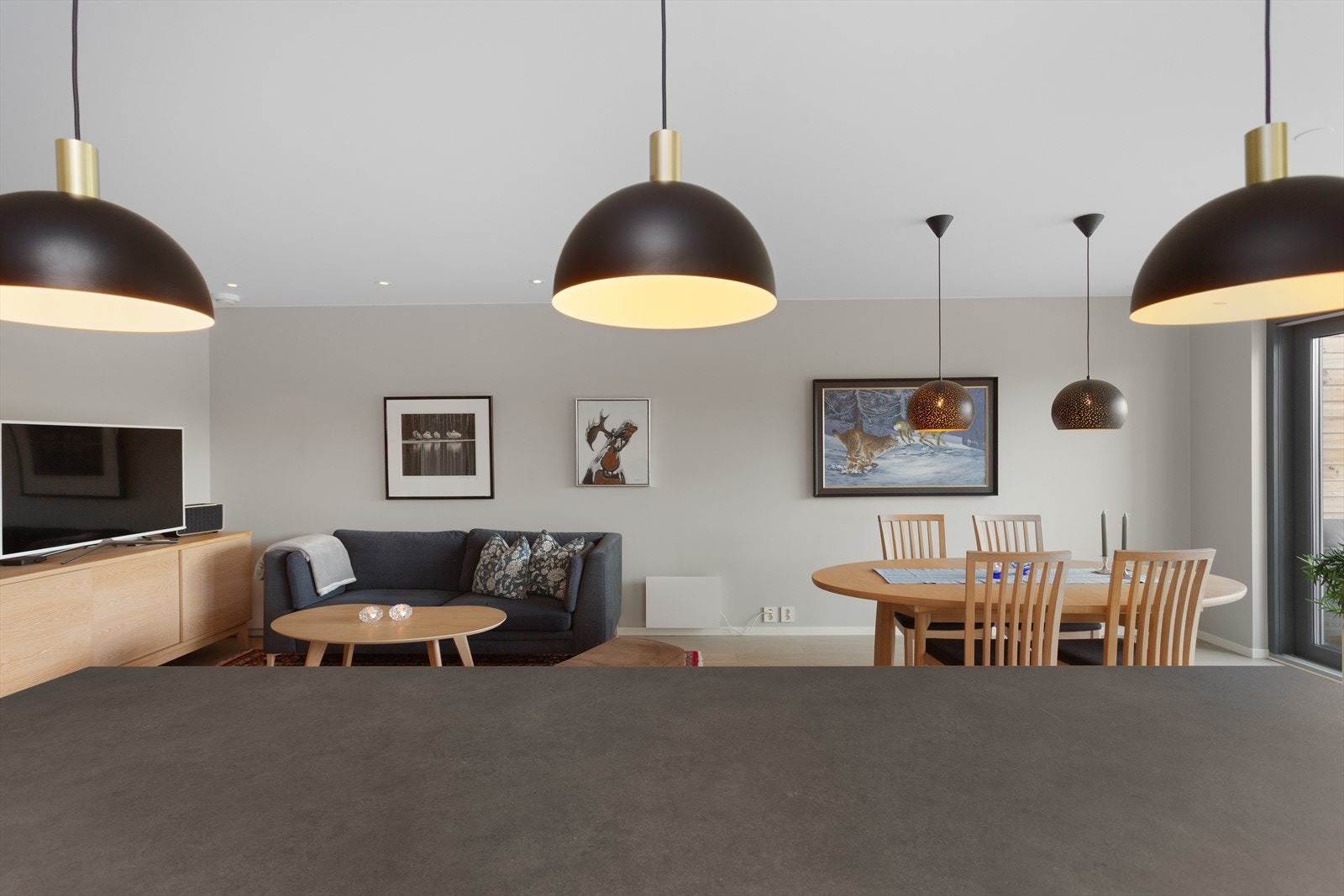 Her er det innredet todelt med spiseplass og en krok for litt tv-titting! Galleribilde