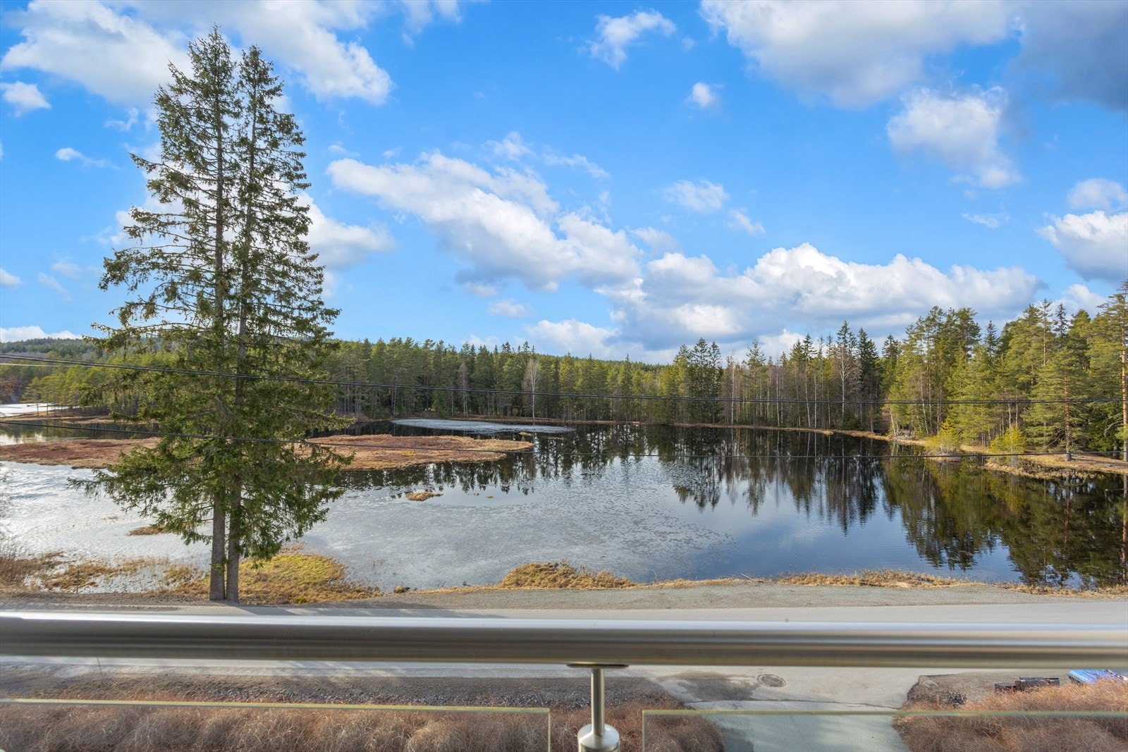 Utsikt - fredelig friluftsområde rett ut for balkongen. Galleribilde