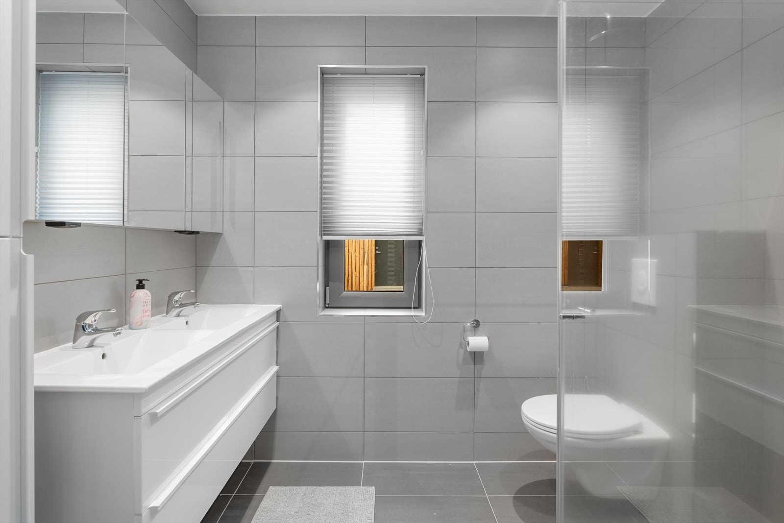 Badet i denne etasjen har flislagte vegger og gulv med varmekabler. Galleribilde