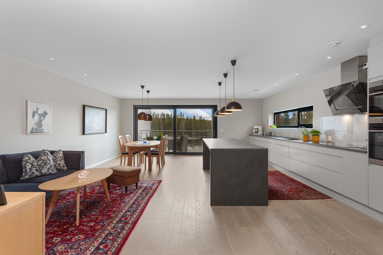 Flotte gulv og slette malte vegger - her er det også utgang til en romslig terrasse. Galleribilde