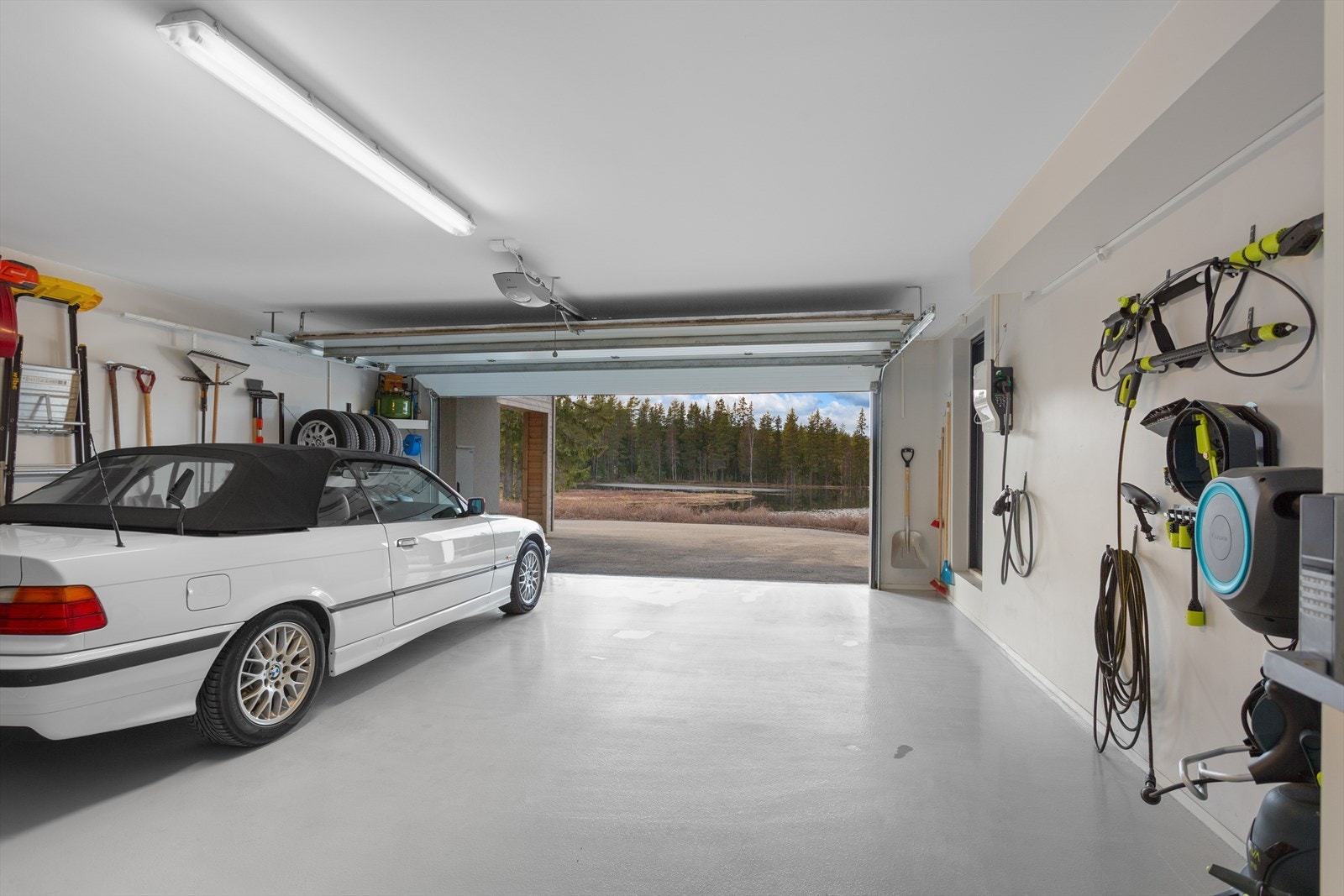 Garasje med plass til 2 biler - elbil-lading klappet og klart ! Galleribilde