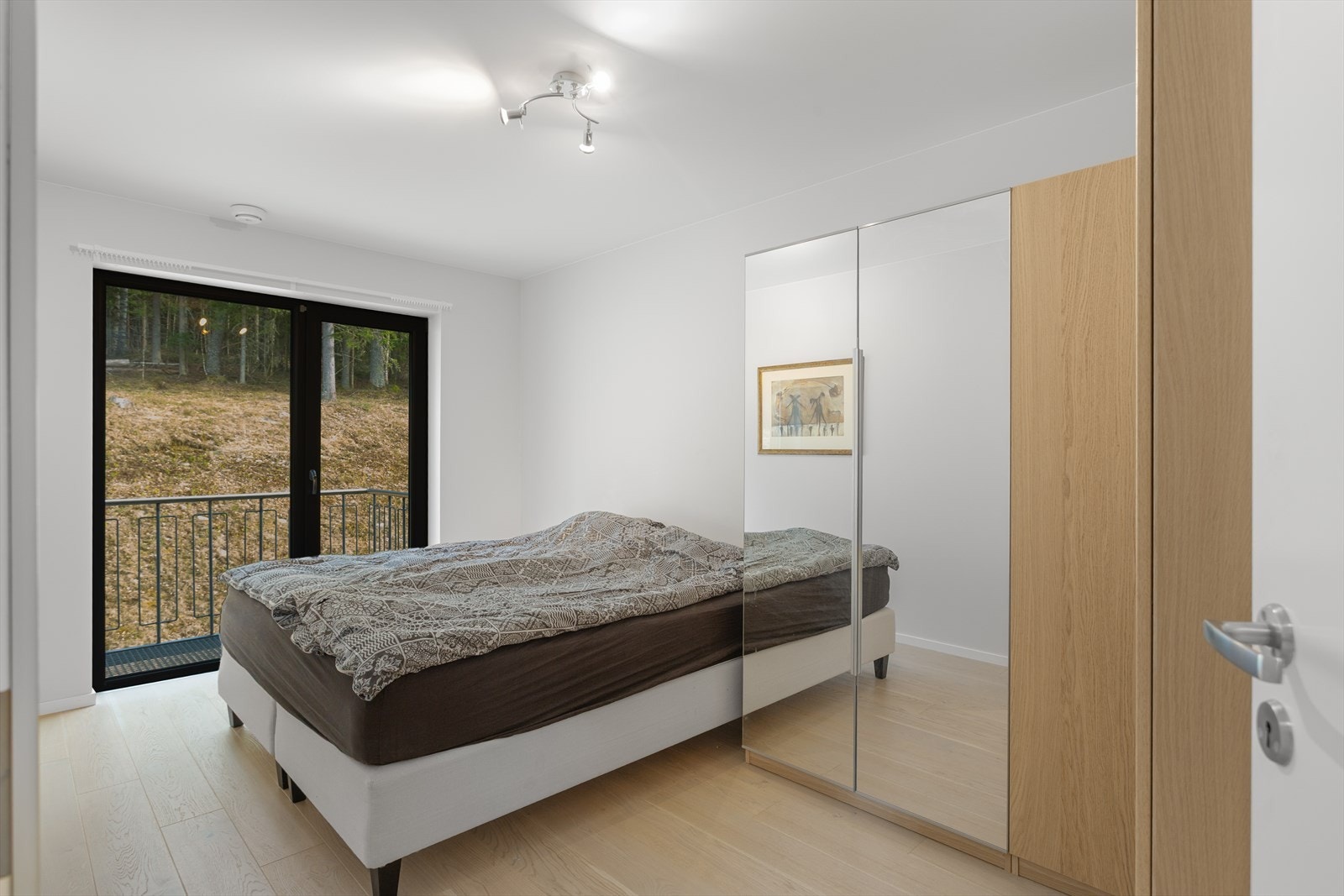 Det største soverommet har en liten luftebalkong. Galleribilde