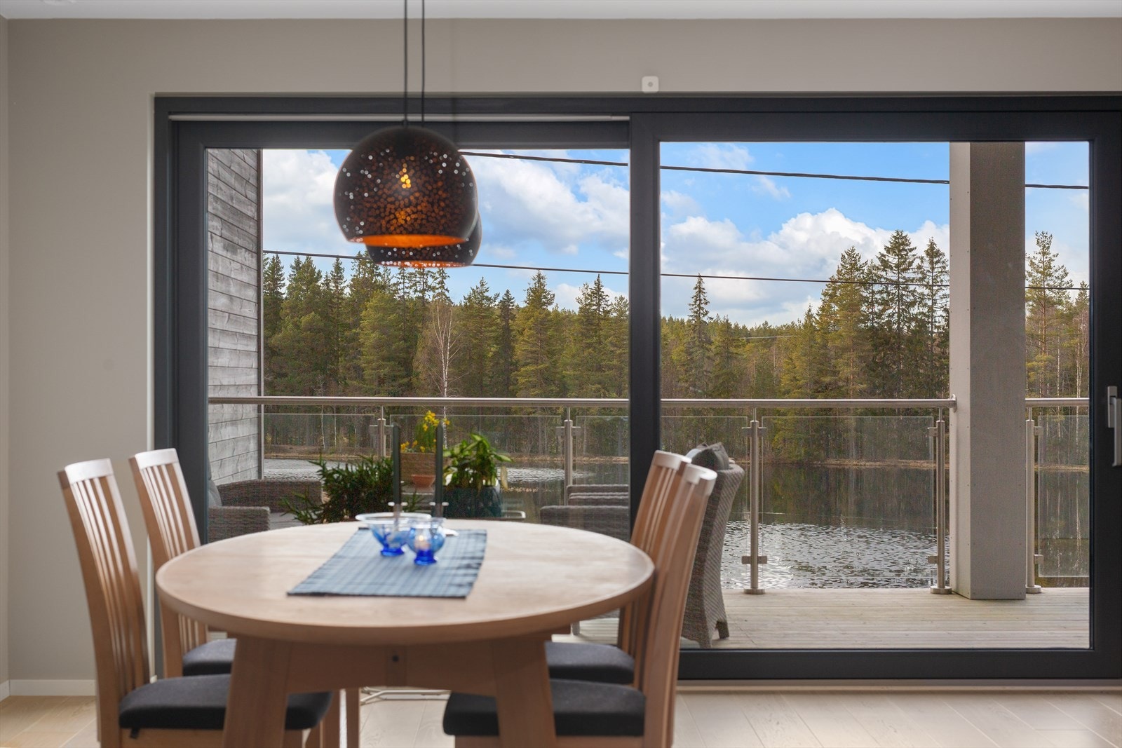 Spisestuen er plassert med super utsikt mot vannet. Her er det også skyvedør ut til balkong med stort felt som kan åpnes i varmen ! Galleribilde