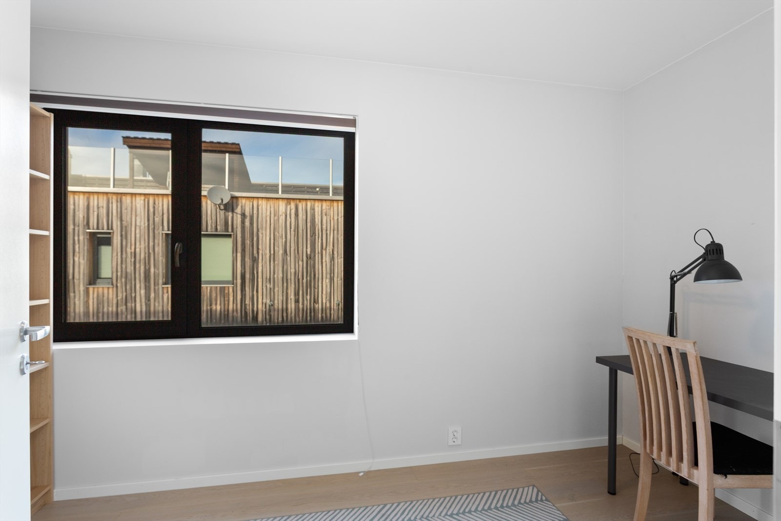 Dette er det minste av de 4 soverommene som er i boligen. Ypperlig som hjemmekontor kanskje? Galleribilde