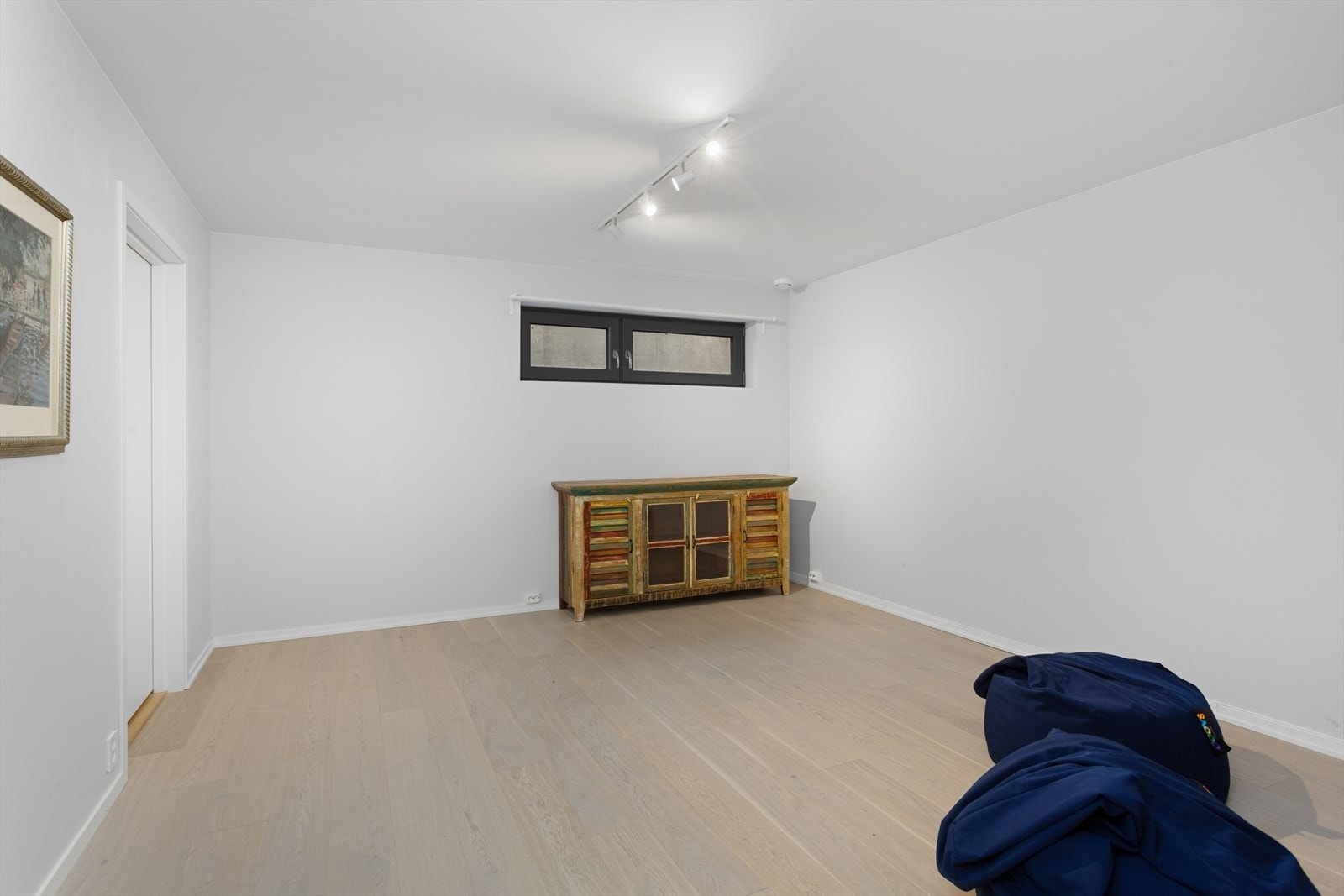 Nede, stort rom som kunne passet perfekt som en kjellerstue/hobbyrom eller et skikkelig kult treningsrom! Galleribilde