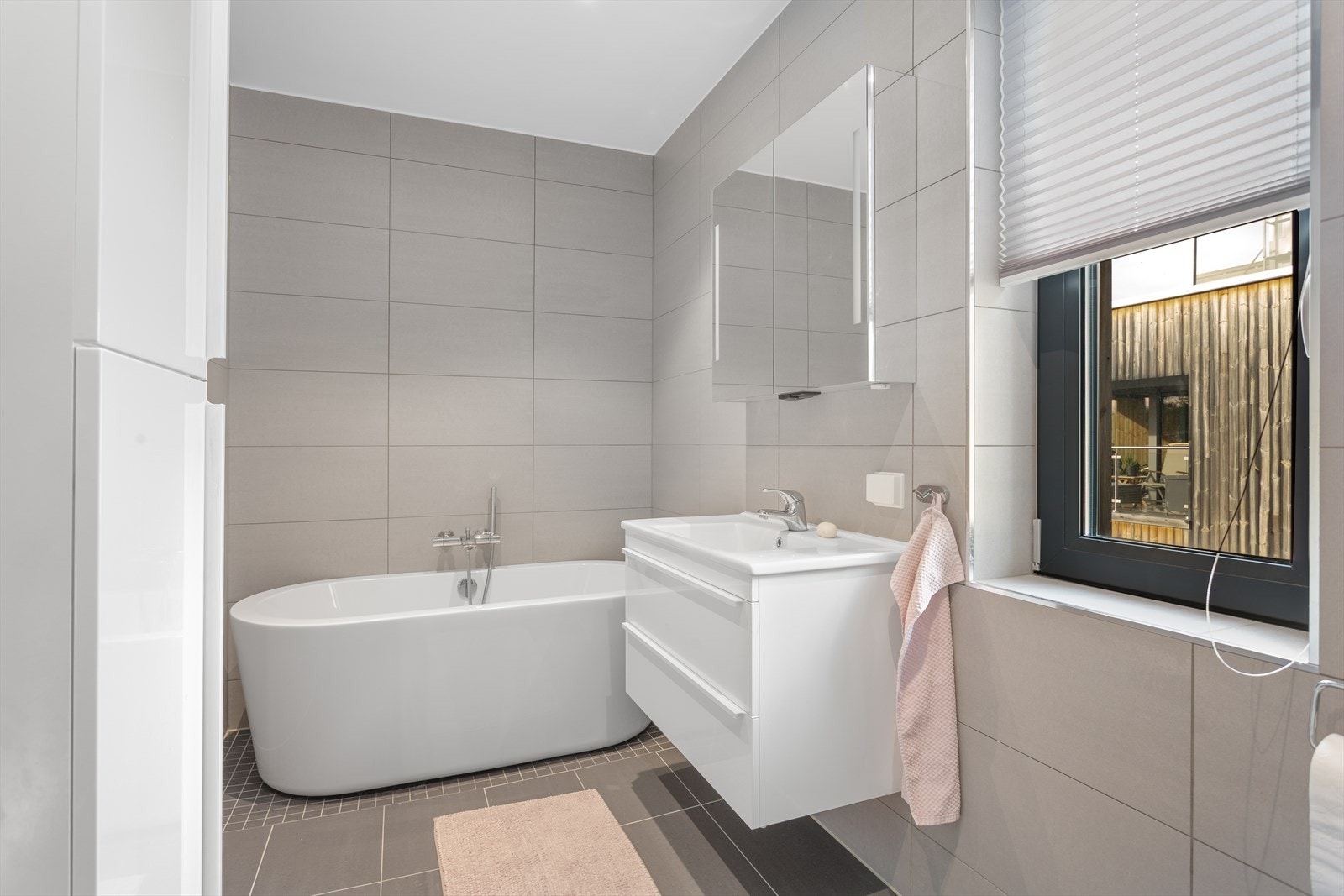 Badet i 2. etasje har også flislagte vegger og gulv med varmekabler. Delikat bad med deilig badekar! Galleribilde