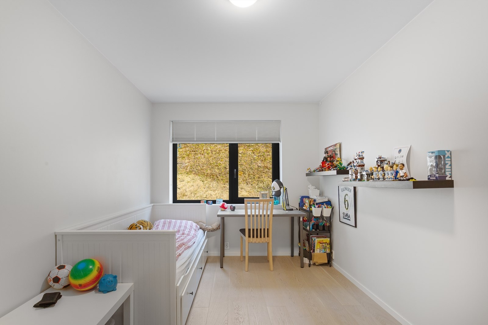 Soverommet i 1. etasje benyttes i dag som barnerom og er av romslig størrelse. Galleribilde