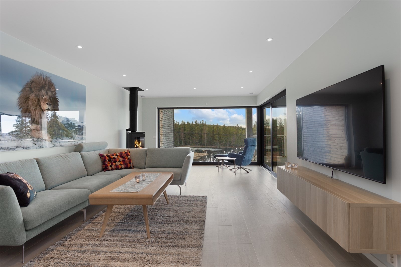 I 2. etasje er det en romslig stue med down-lights, moderne vedovn og store vindusflater mot vannet. Galleribilde