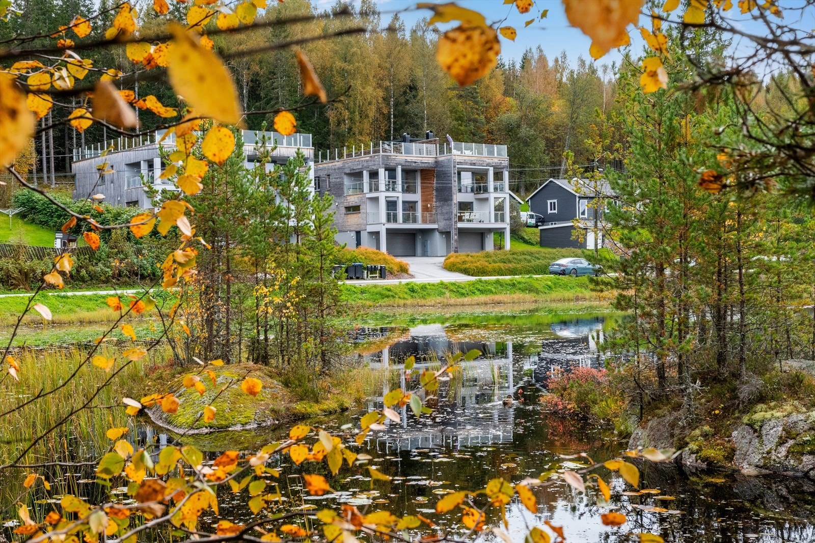 Her er det herlig utsikt og kort vei til alt av natur sommer som vinter - velkommen til Bæreiavegen 165 A en fantastisk bolig du bør se! Galleribilde