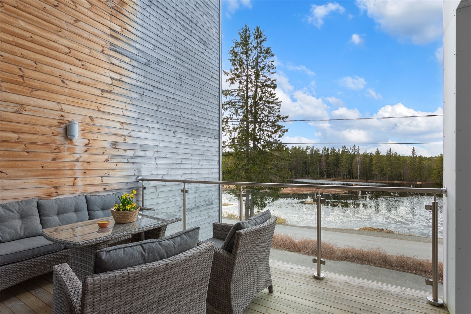 Her kan solnedgangen nytes og andelivet i dammen beskues ! Galleribilde