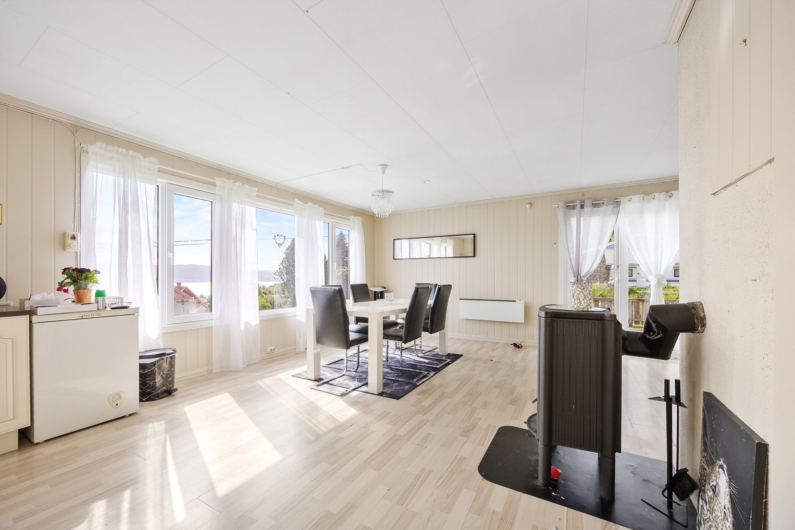 De store vindusflatene i stuen gir gode mengder naturlig lys inn i rommet. Galleribilde