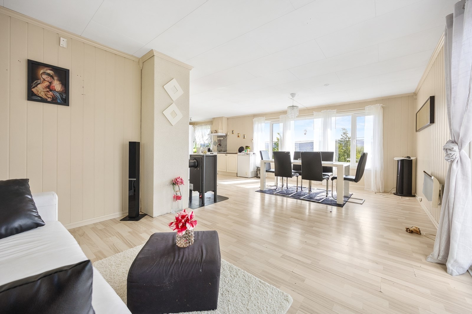 Det er rikelig med plass til både sofagruppe og spisebord. Galleribilde