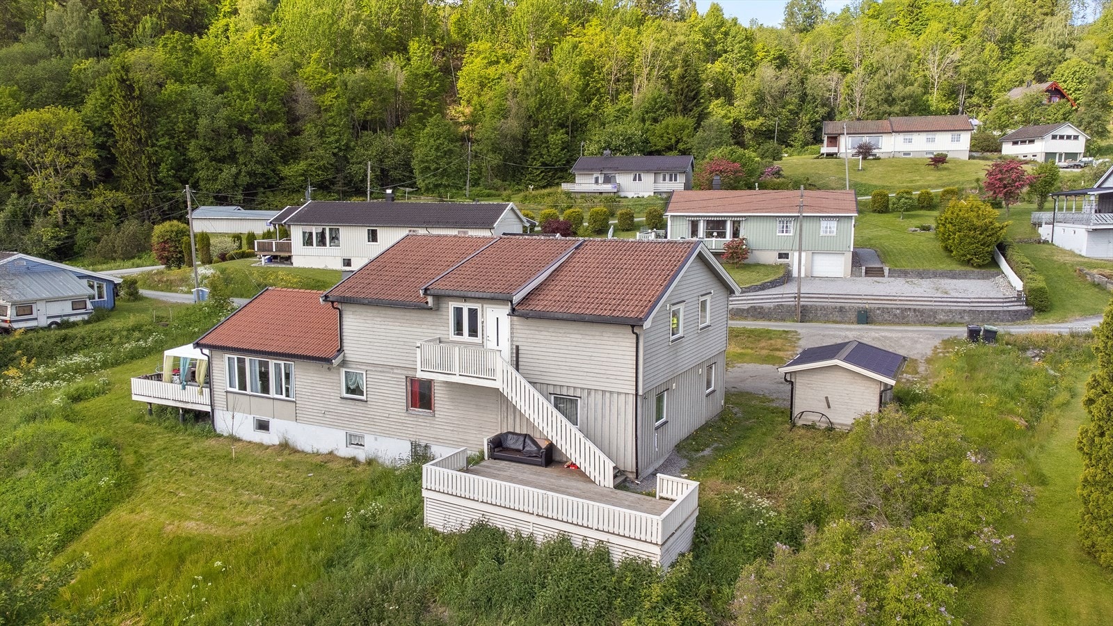 Adkomsten til 2. etasje finnes på baksiden av boligen. Galleribilde