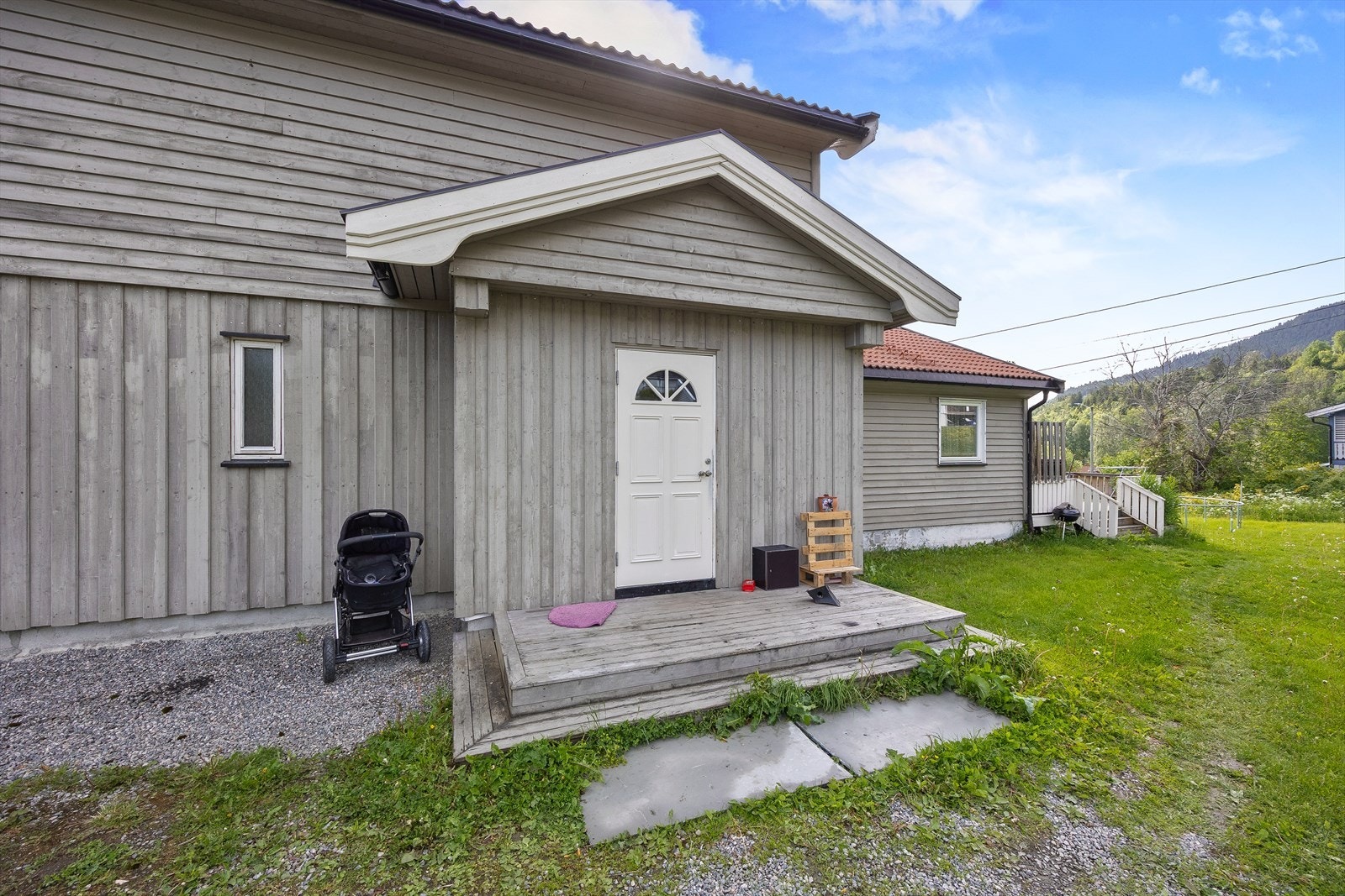 Boligen har to innganger, en i hver etasje. Hoveddelen har adkomst fra bakkeplan. Galleribilde