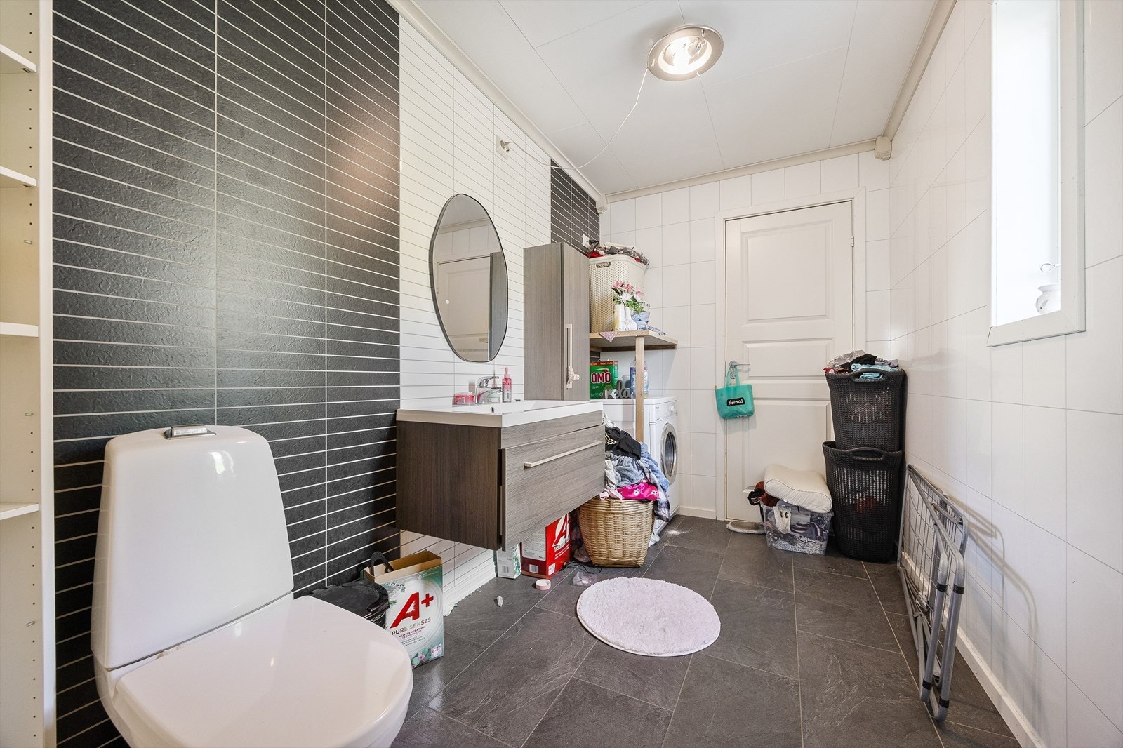 Det er også et eget vaskerom med wc og servant i denne etasjen. Galleribilde