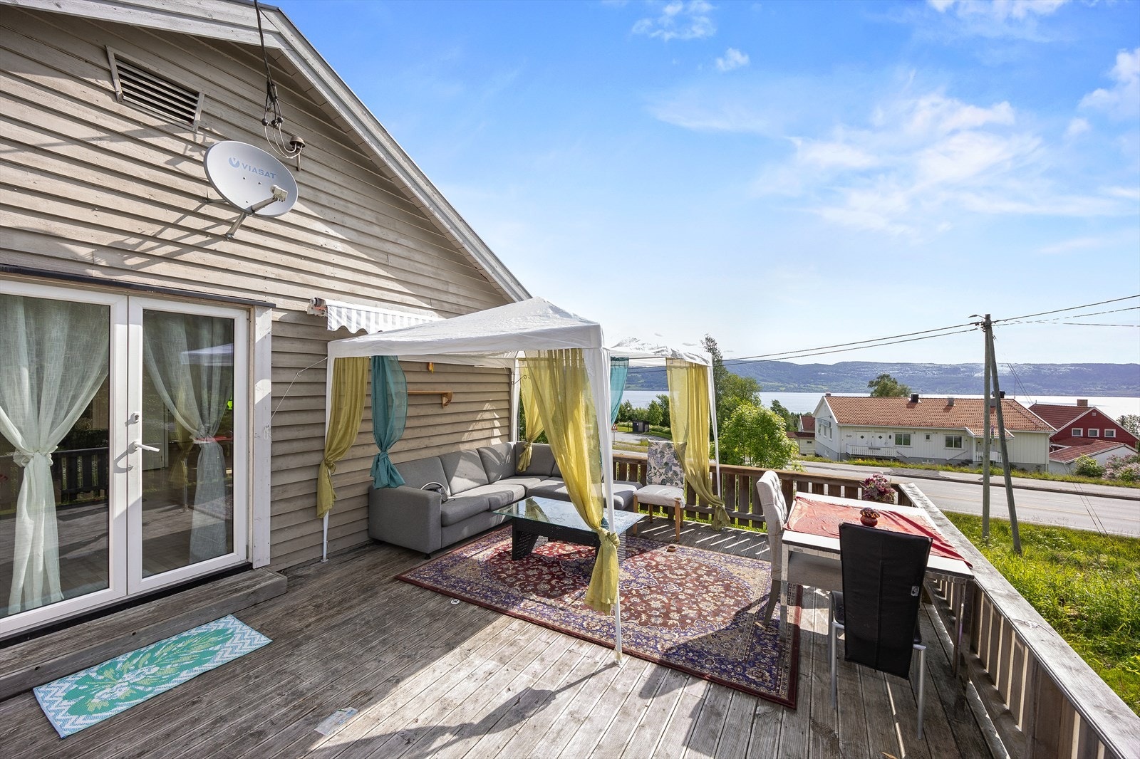 Eiendommen byr på flotte uteplasser med nydelig utsikt mot Mjøsa. Galleribilde