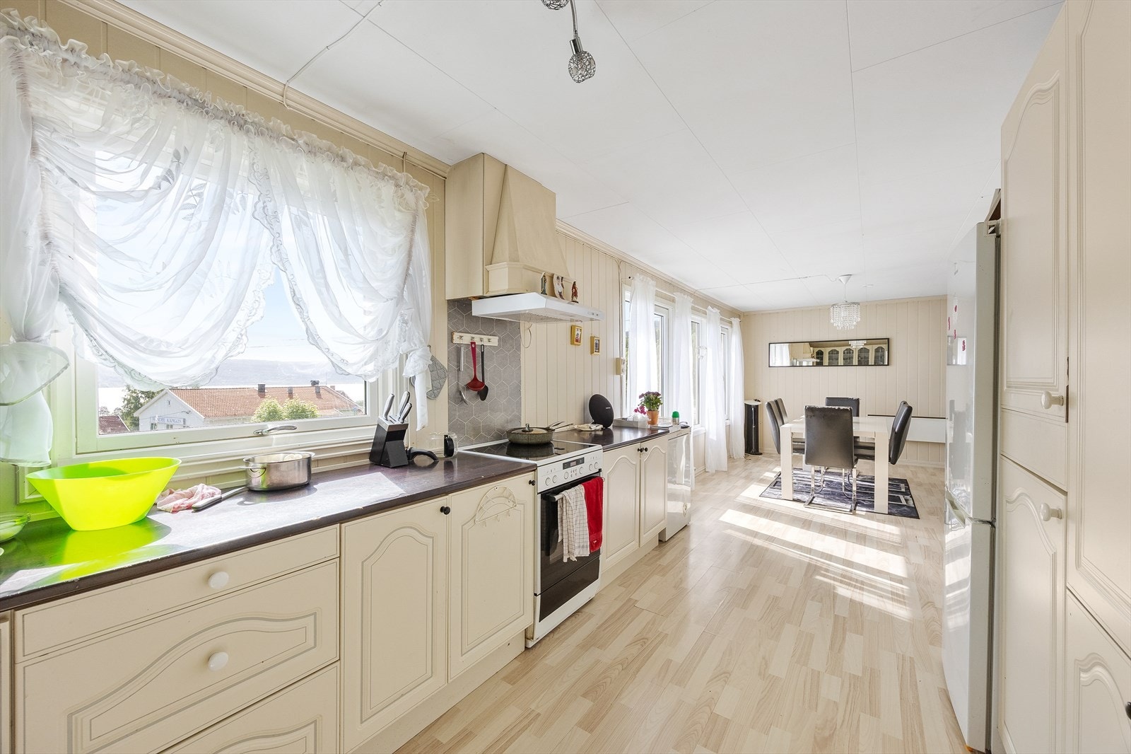 Kjøkkenet får også mye naturlig lys inn ved det store vinduet. Galleribilde