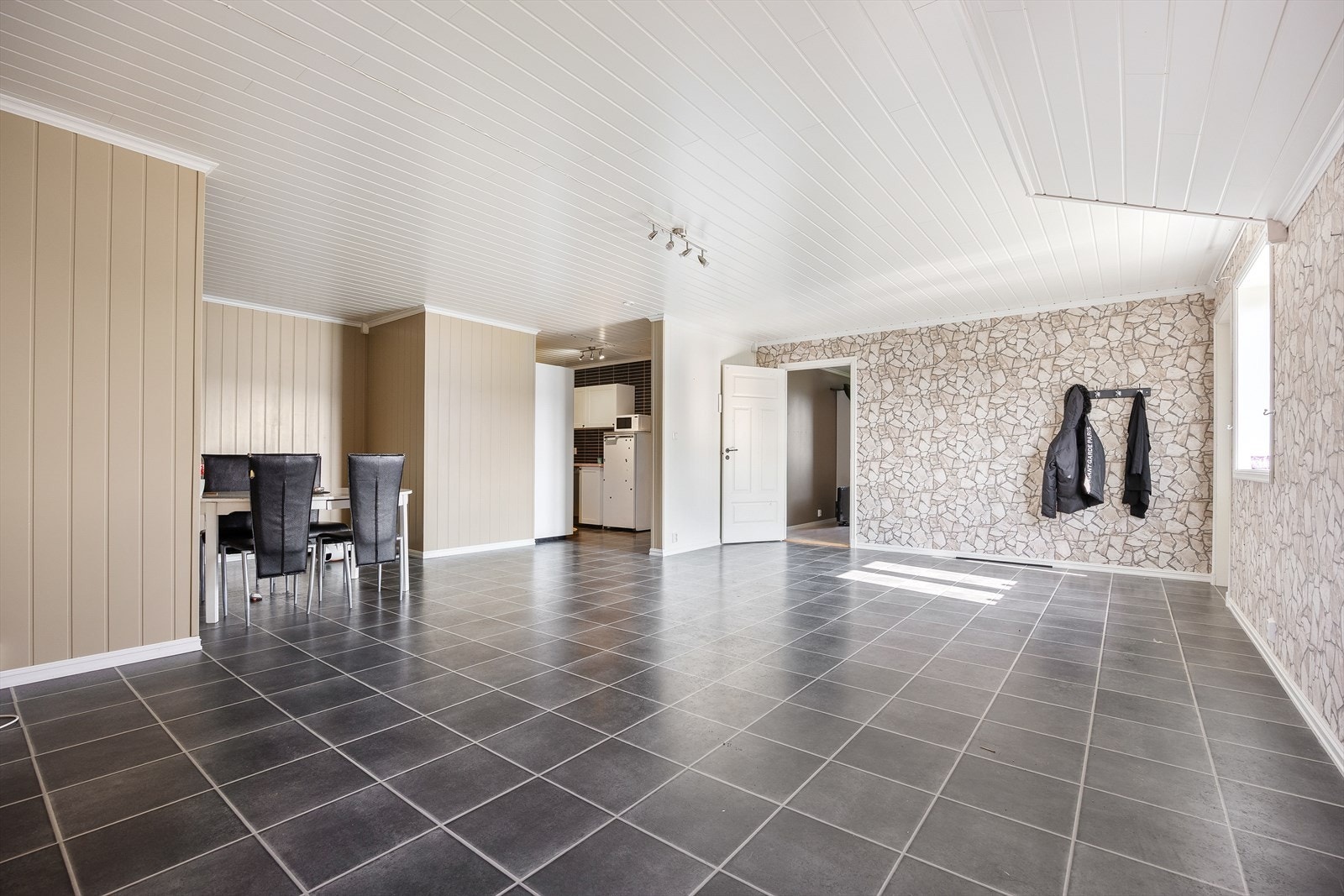 Adkomst til 2. etasje er på andre siden enn 1. etasje. Her kommer man rett inn i stuen til etasjen. Galleribilde