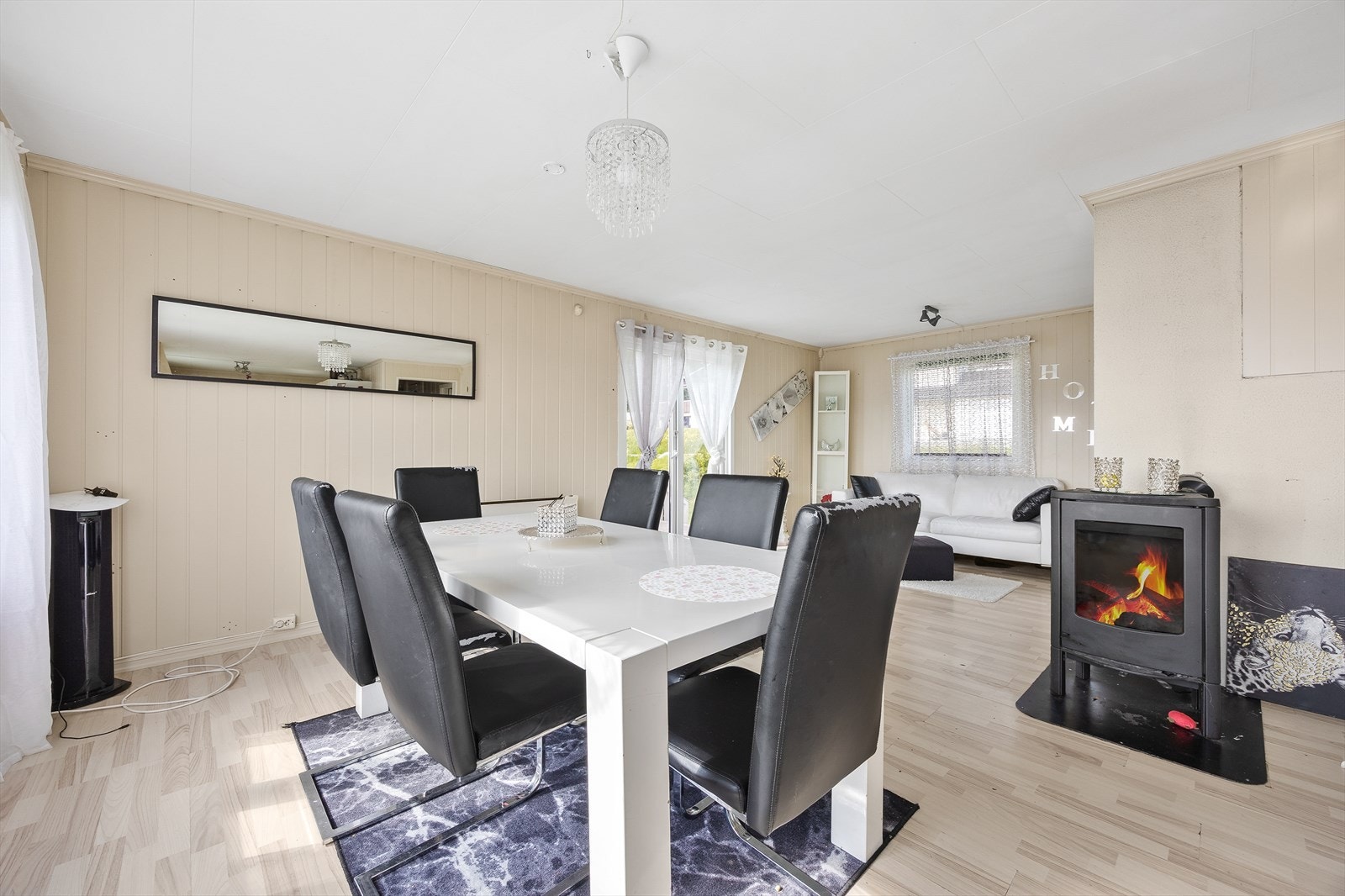 I stuen finnes peis som god varmekilde til kalde dager. Galleribilde