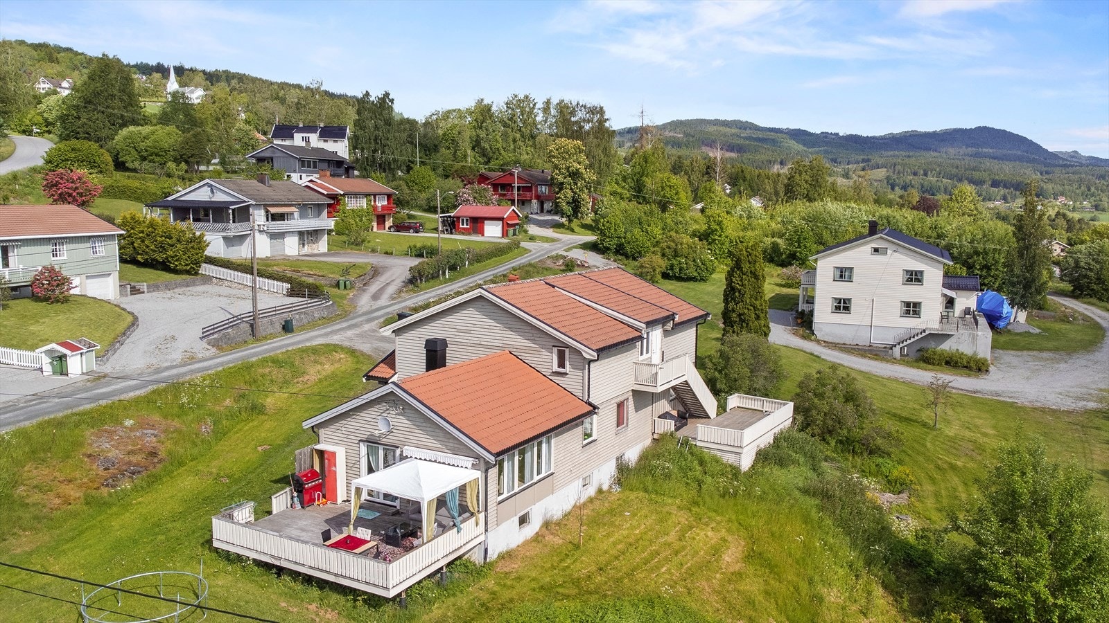 Sjarmerende enebolig med stor terrasse og romslig tomt på ca. 1 800m². Galleribilde