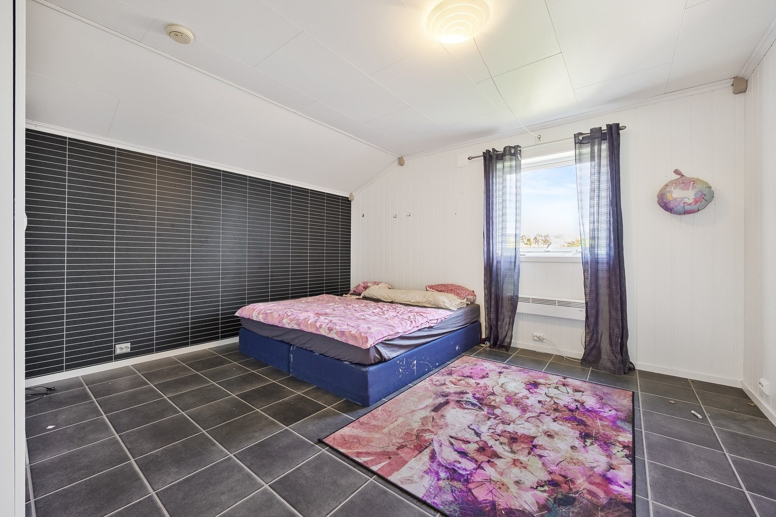 Rommet har veldig god plass til en stor seng og garderobeløsning. Galleribilde