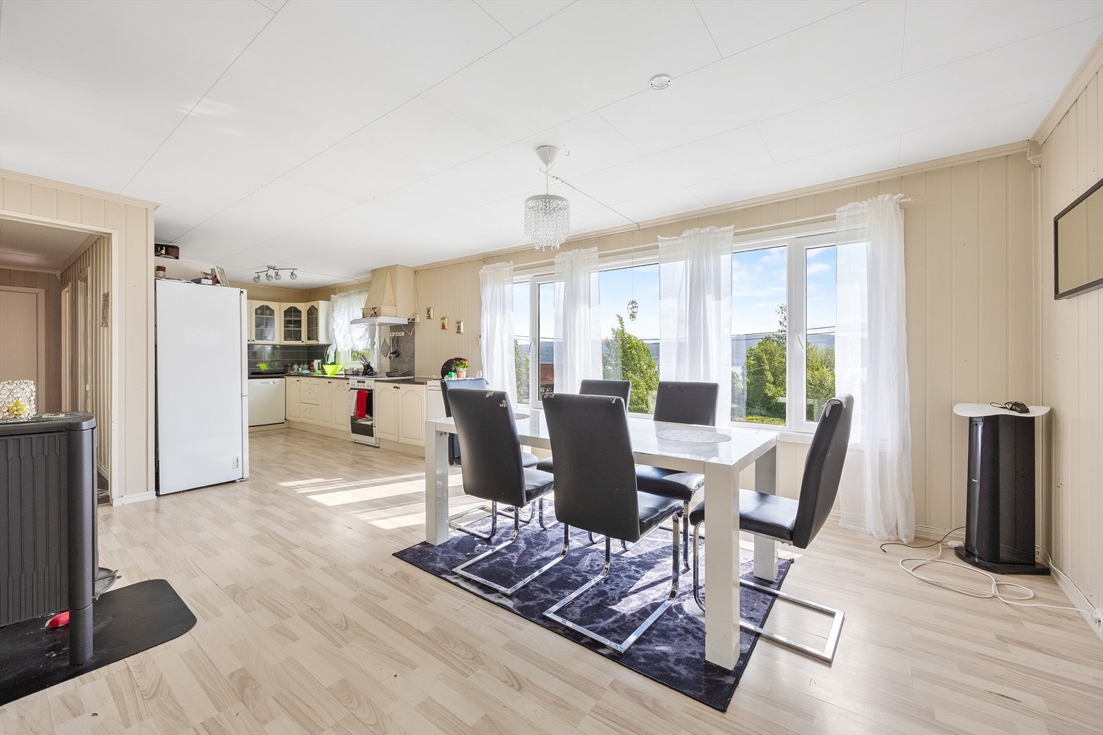 Spisestuen ligger i åpen løsning mot kjøkkenet. Galleribilde