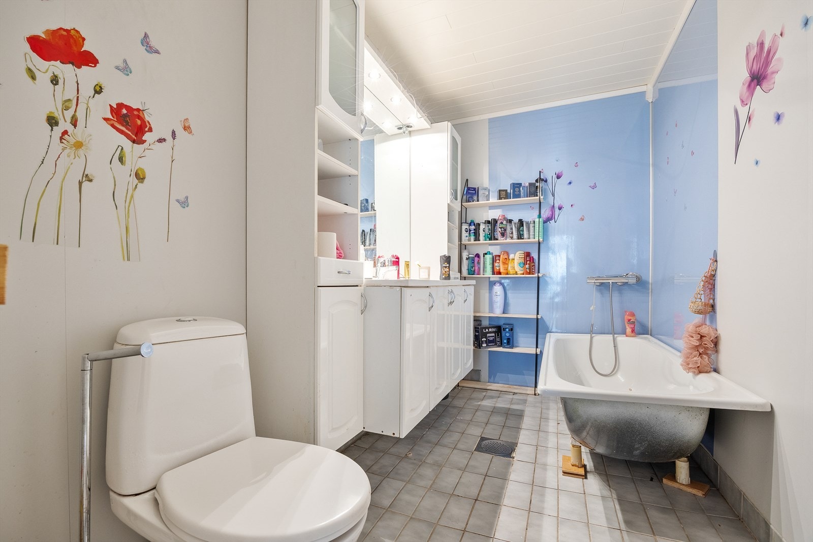 Badet i 1. etasje har fliser på gulv og baderomsplater på veggene. Galleribilde