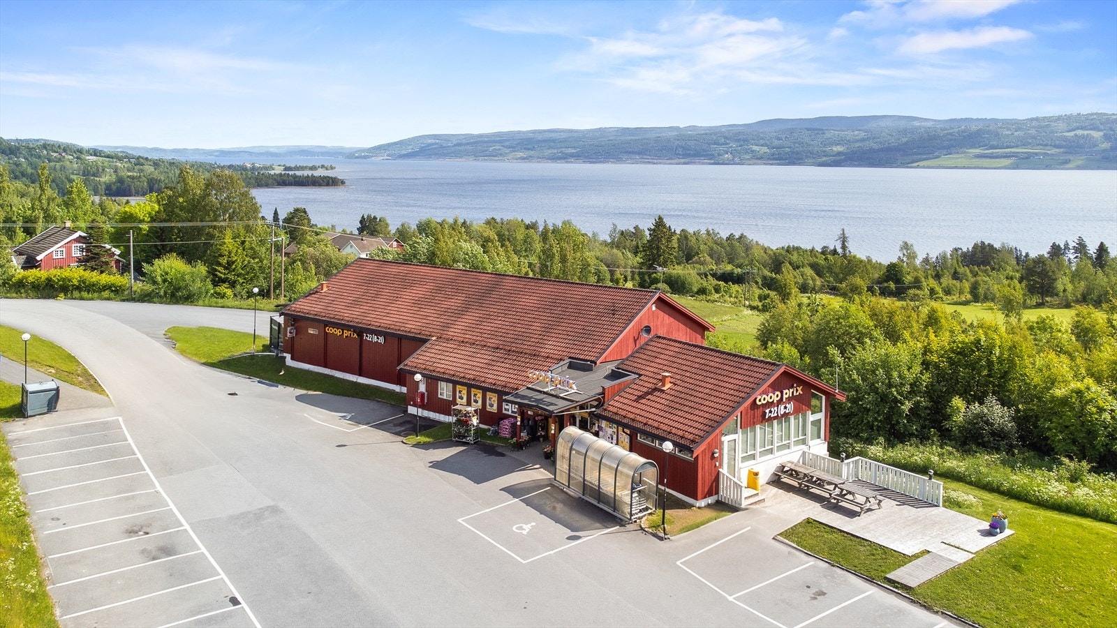 Coop Prix Feiring ligger i umiddelbar nærhet fra eiendommen. Galleribilde
