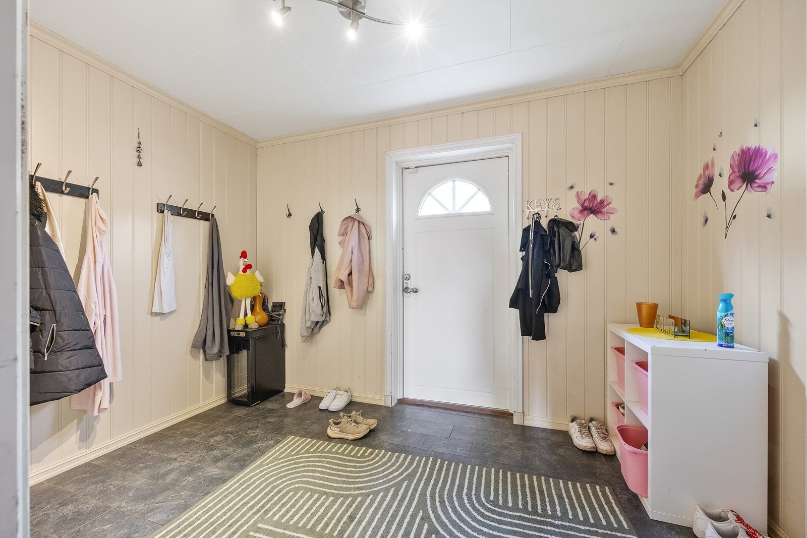 Romslig entré med god plass til yttertøy og sko. Galleribilde