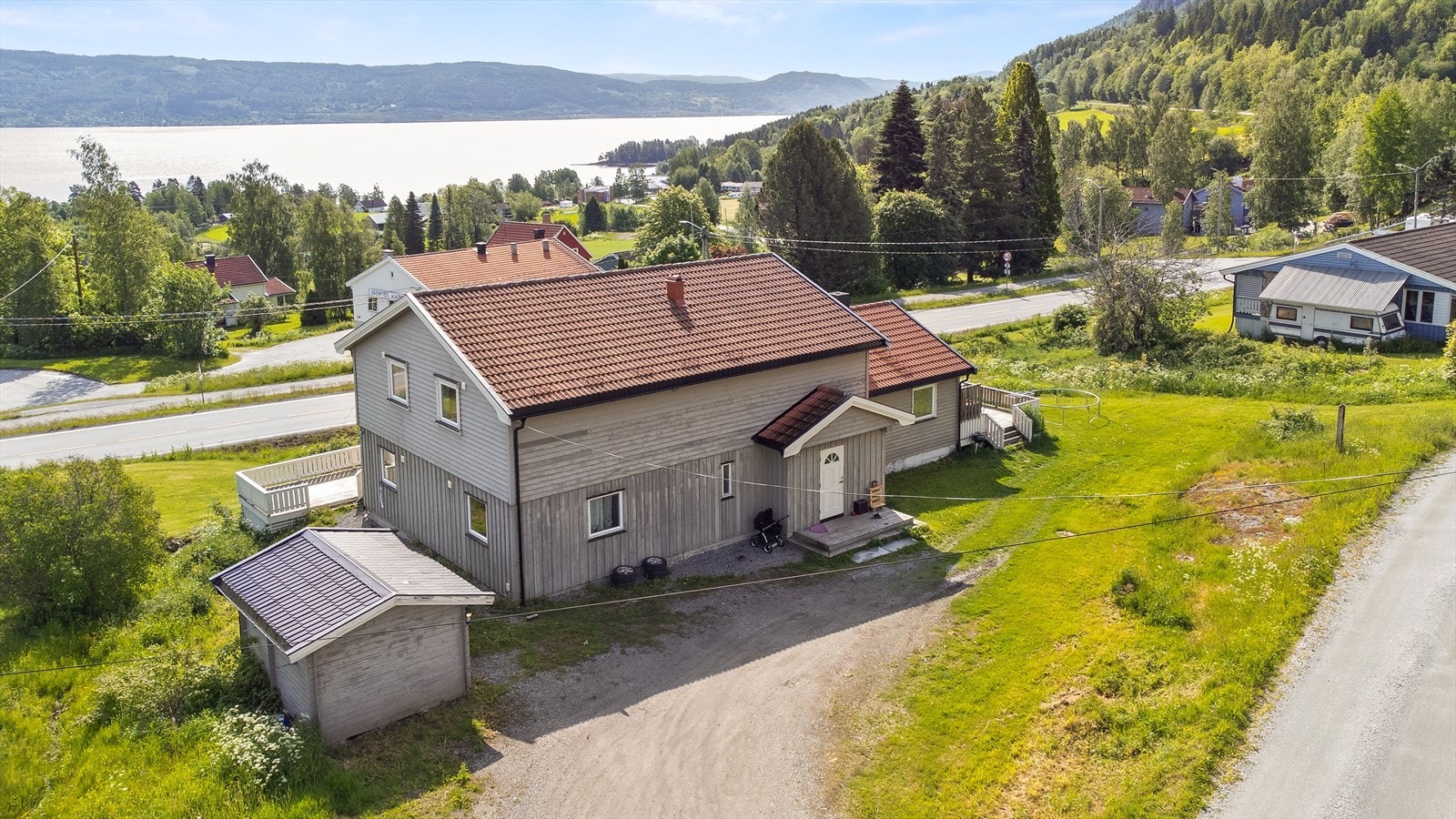 Det er romslig gårdsplass med god plass til parkering. Galleribilde