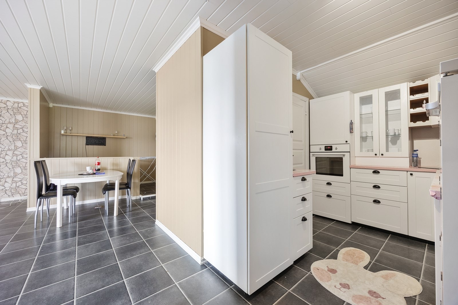 Kjøkkenet i 2. etasje har også lyse profilerte fronter, laminat benkeplate og kitchenboard. Galleribilde