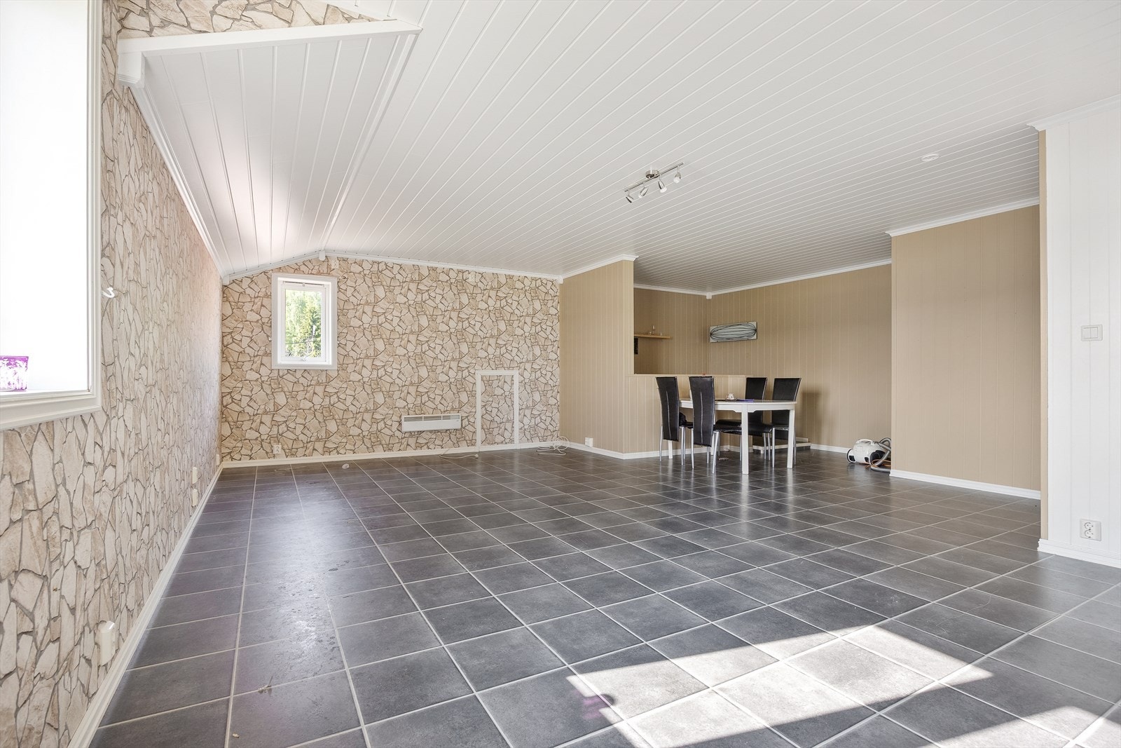 Stort allrom i underetasjen gir mange bruksmuligheter. Galleribilde