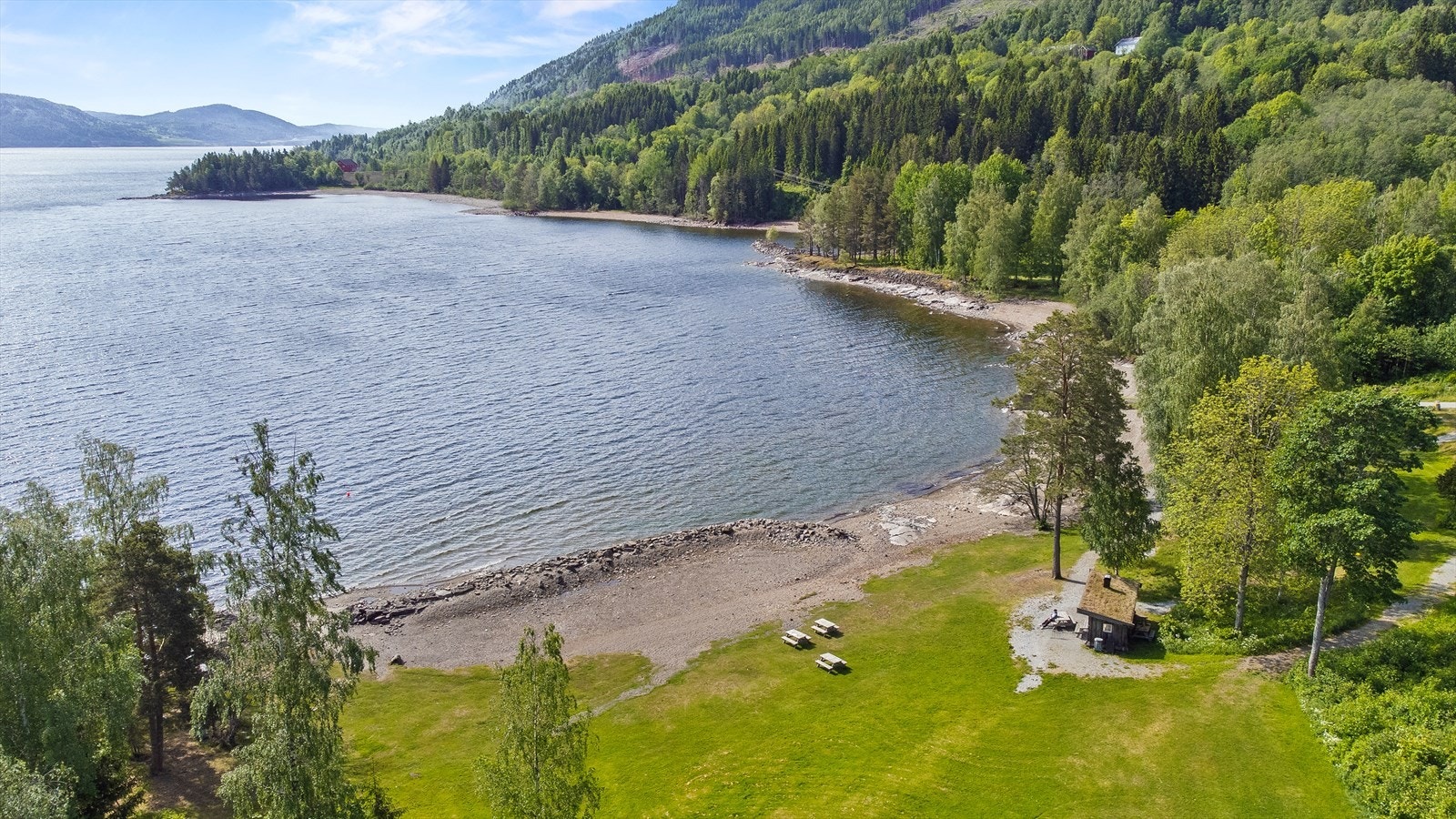 Nyt idylliske strender og grønne friområder, ideelt for piknik og rekreasjon. Galleribilde