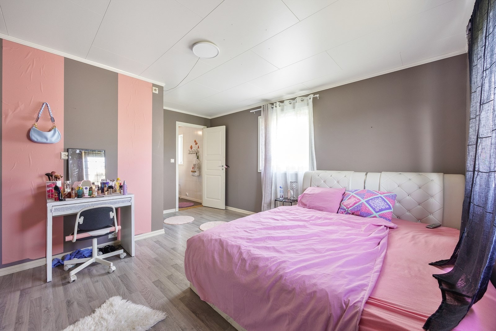 Hovedsoverom med plass til sminkebord og romslig garderobe. Galleribilde