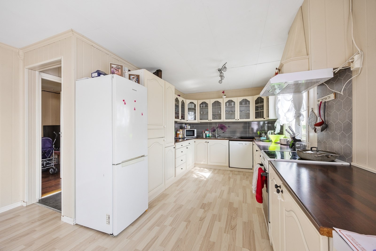 Kjøkkenet byr på gode med skap- og benkeplass. Galleribilde