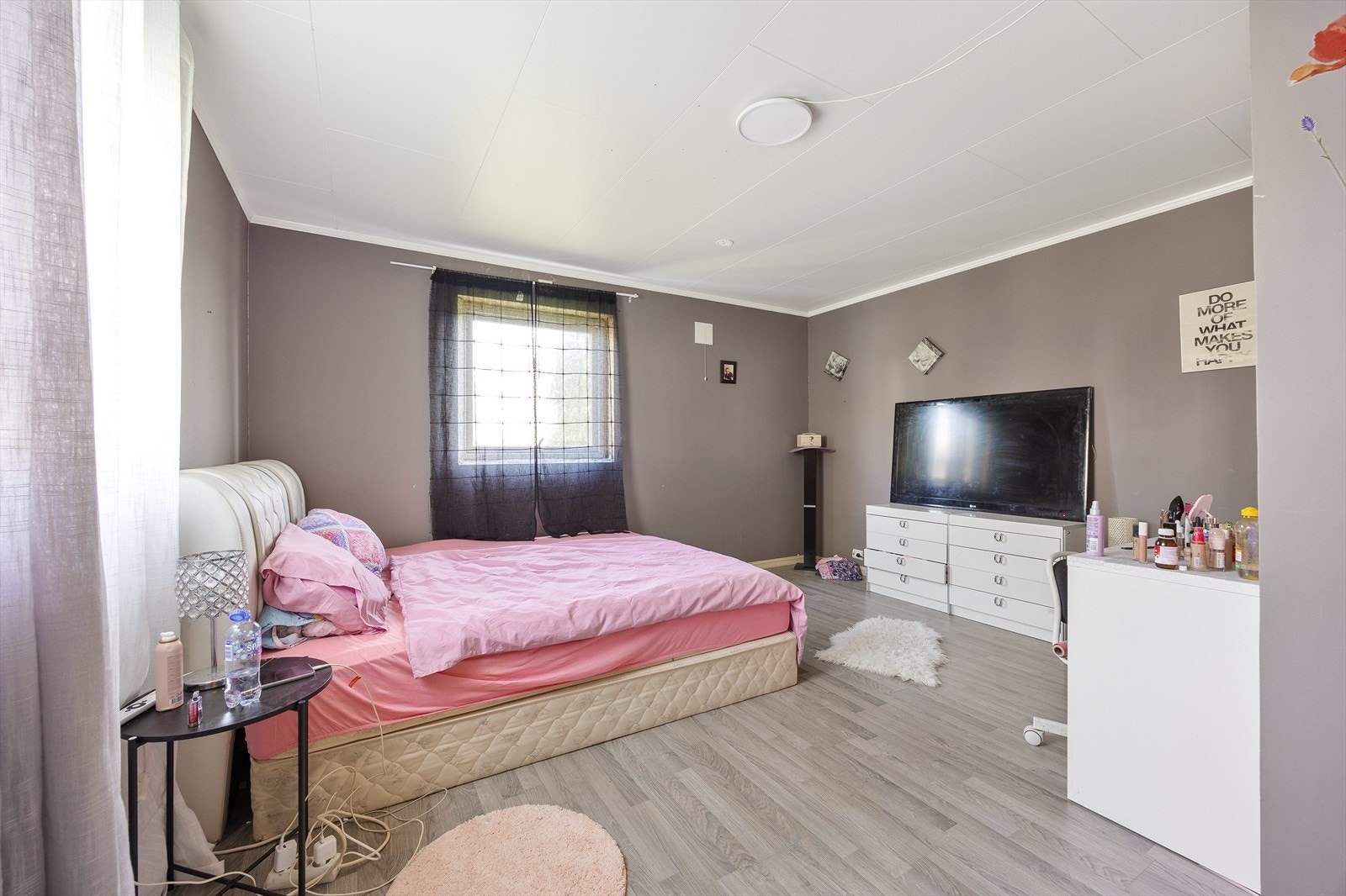 Denne etasjen byr på 4 romslige soverom. Galleribilde