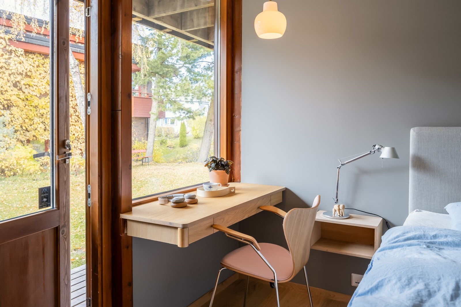 Ved vinduet er det laget en fin plass for hjemmekontor med utgang til hagen. Galleribilde