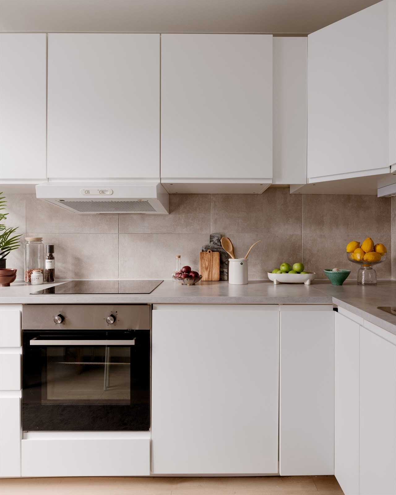 Kjøkkenet har godt med skap- og benkeplass. Galleribilde