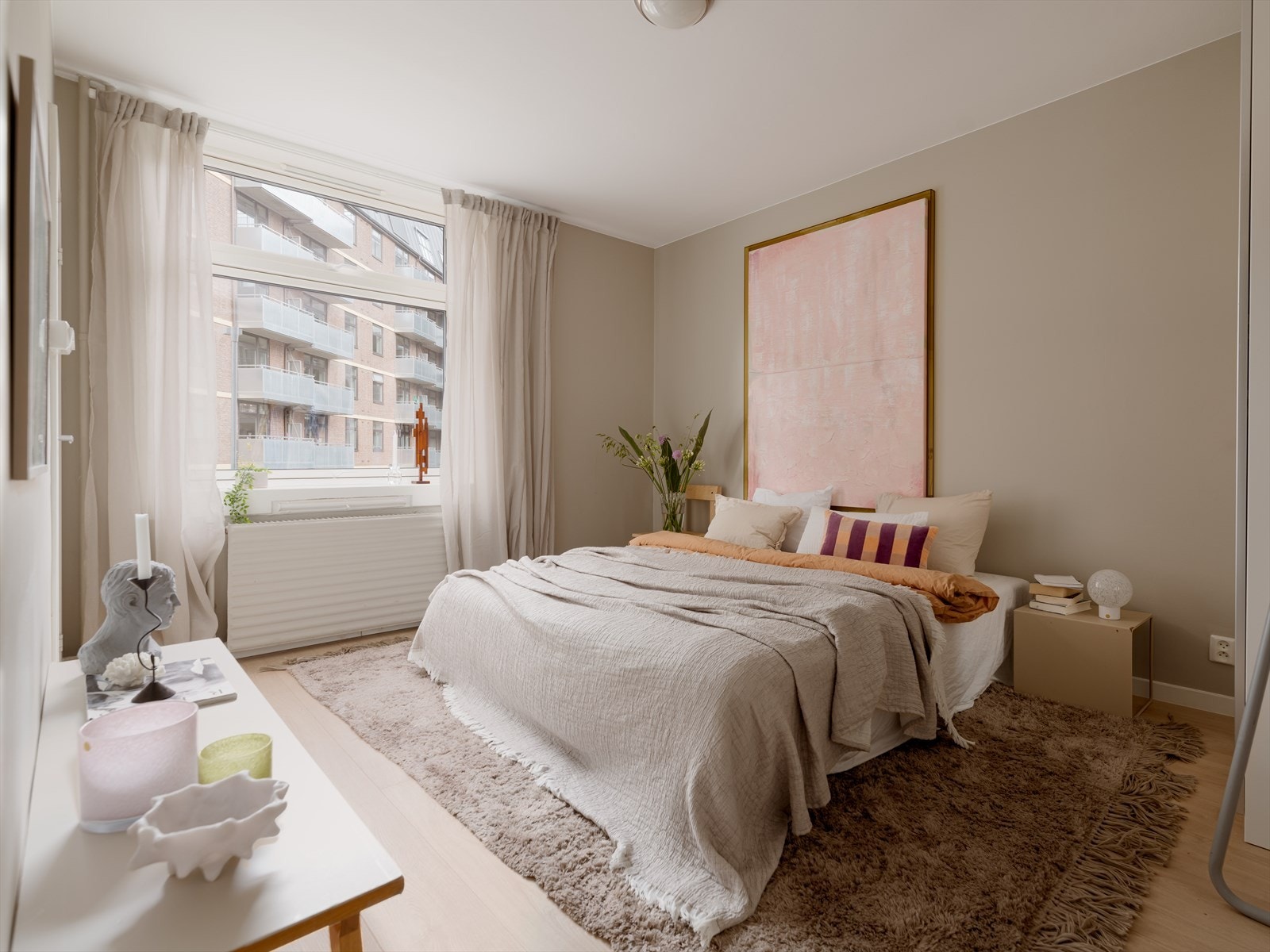 Soverommet er holdt i lyse, behagelige toner. Galleribilde