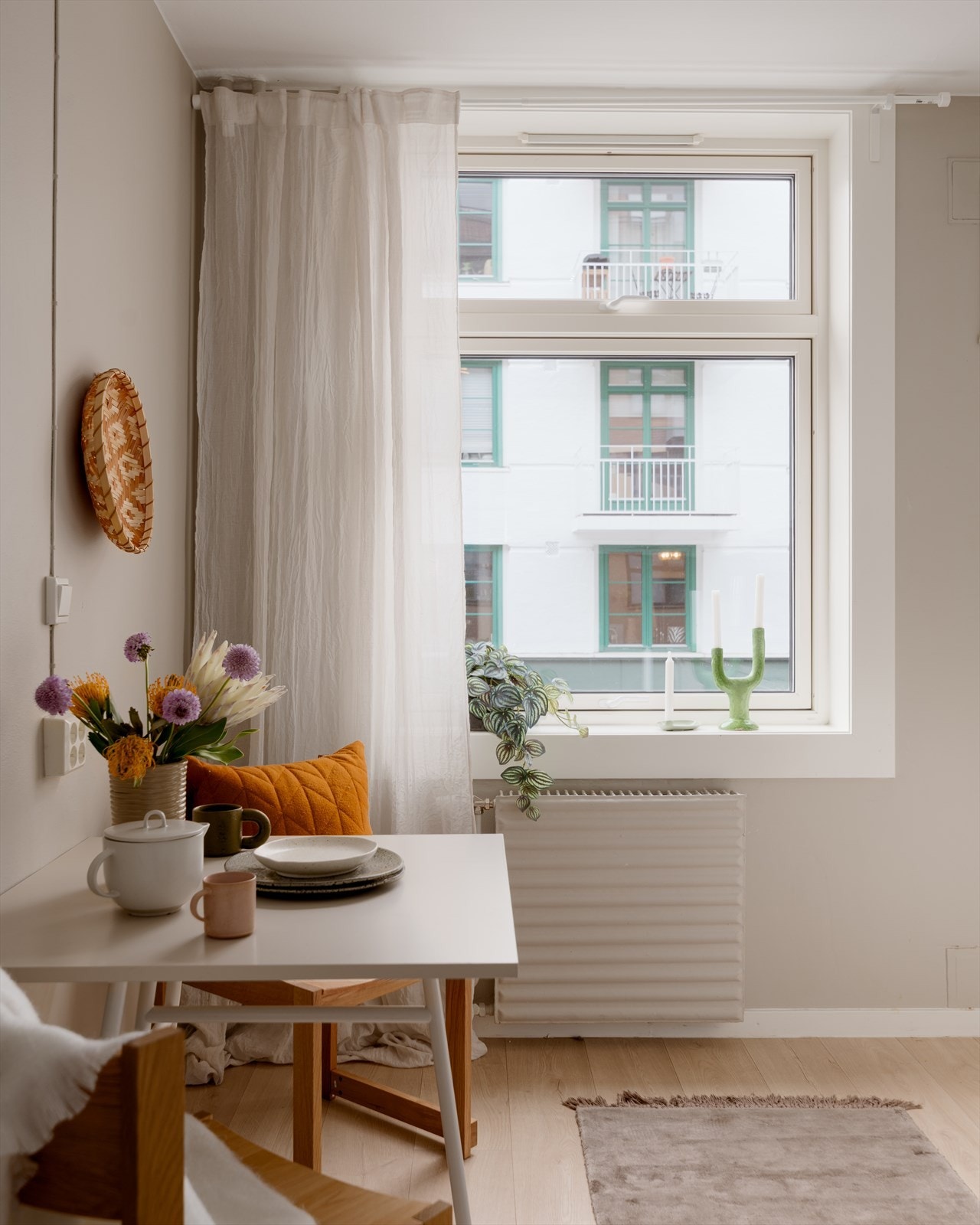 Her er det plass til en liten spisegruppe hvor kaffen kan nytes på morgenkvisten. Galleribilde