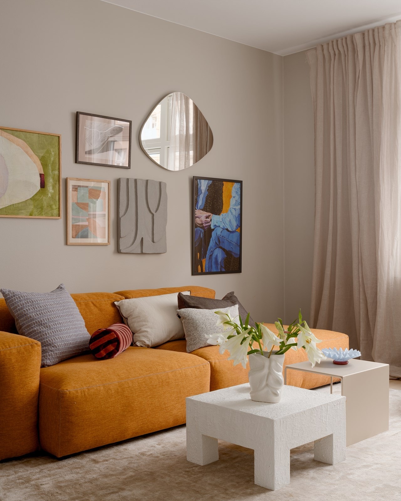 Kombinasjonen av den rause takhøyden, store vinduene og beliggenheten i høyden bidrar til en herlig romfølelse. Galleribilde