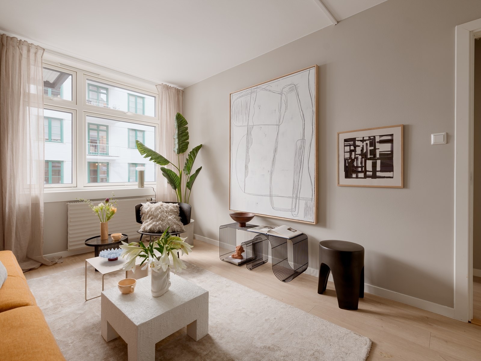 Boligen er godt tilpasset sosialt liv. Her ligger alt til rette for både rolige kvelder foran tv-en og hyggelige selskaper med venner rundt bordet. Galleribilde