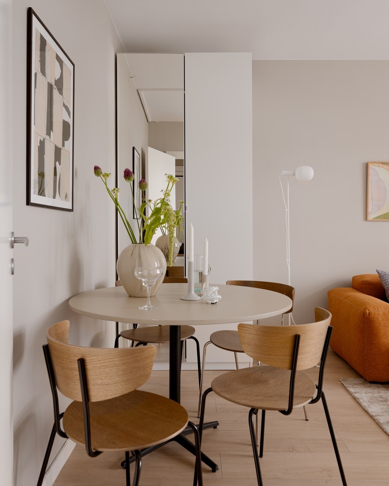 Spisegruppen finner sin naturlige plass. Her er det god plass til å utvide bordet og dekke på til flere gjester. Galleribilde