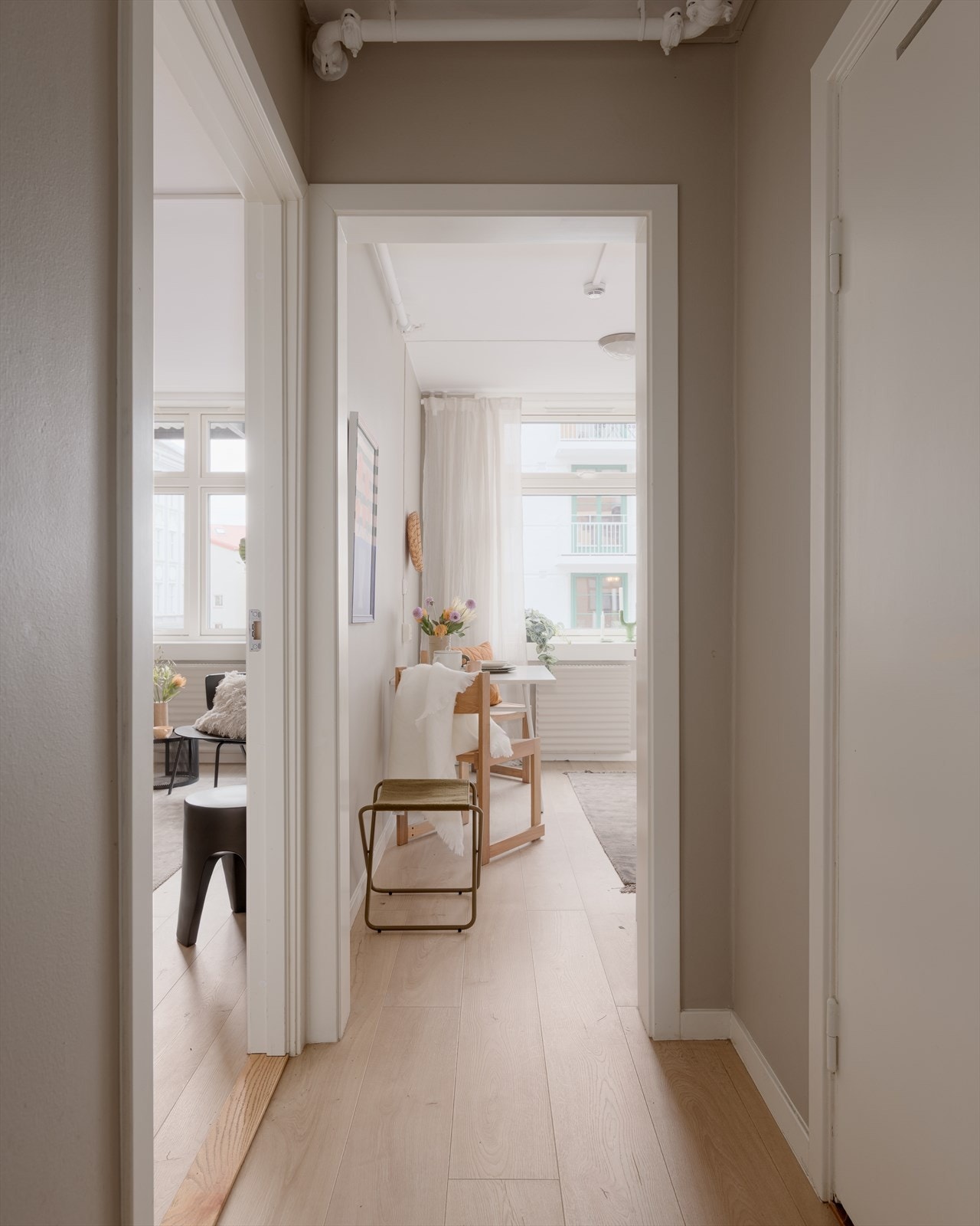 En lys gang fører deg mellom rommene. Galleribilde